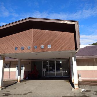 裏磐梯物産館に駐車
外の自販機は休止ですが、中の自販機は動いています。
トイレは9時〜16時使えます。
ミルクティーを買って出発