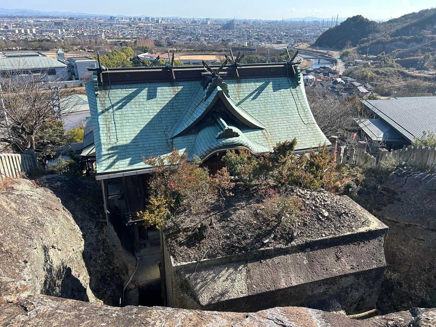 社殿の反対側から見た、石の宝殿です