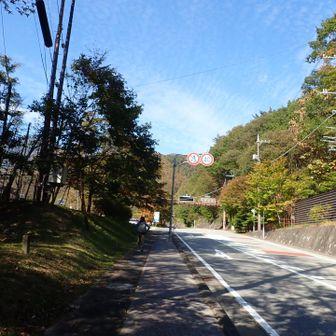 新地平に下り立ち、車道を「道の駅みとみ」までゆるゆる歩きます。ビミョーに登り坂