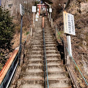 ラストの間隔の狭めで急な１００段を登ると