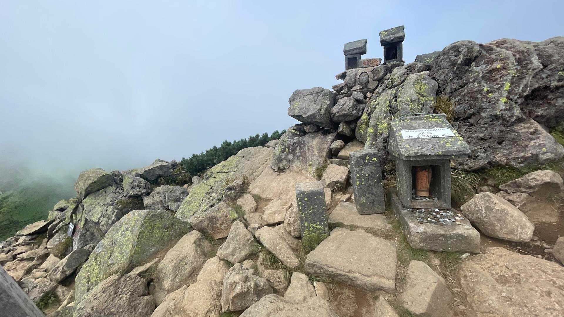 到着…じゃないよ、もう一つのピークが最高峰。以前来た時、うっかりここで下山してしまったのだ。