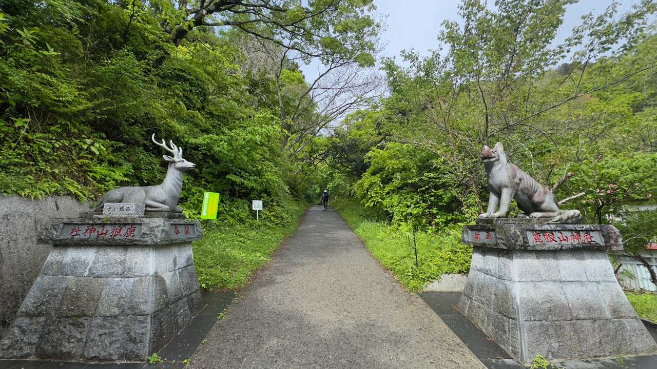 鹿と狼が左右に鎮座