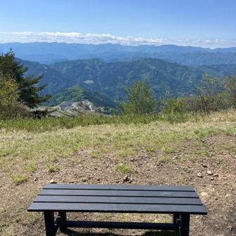 ベンチが一つに、南のよい景色。ここでご飯を食べたらおいしそう