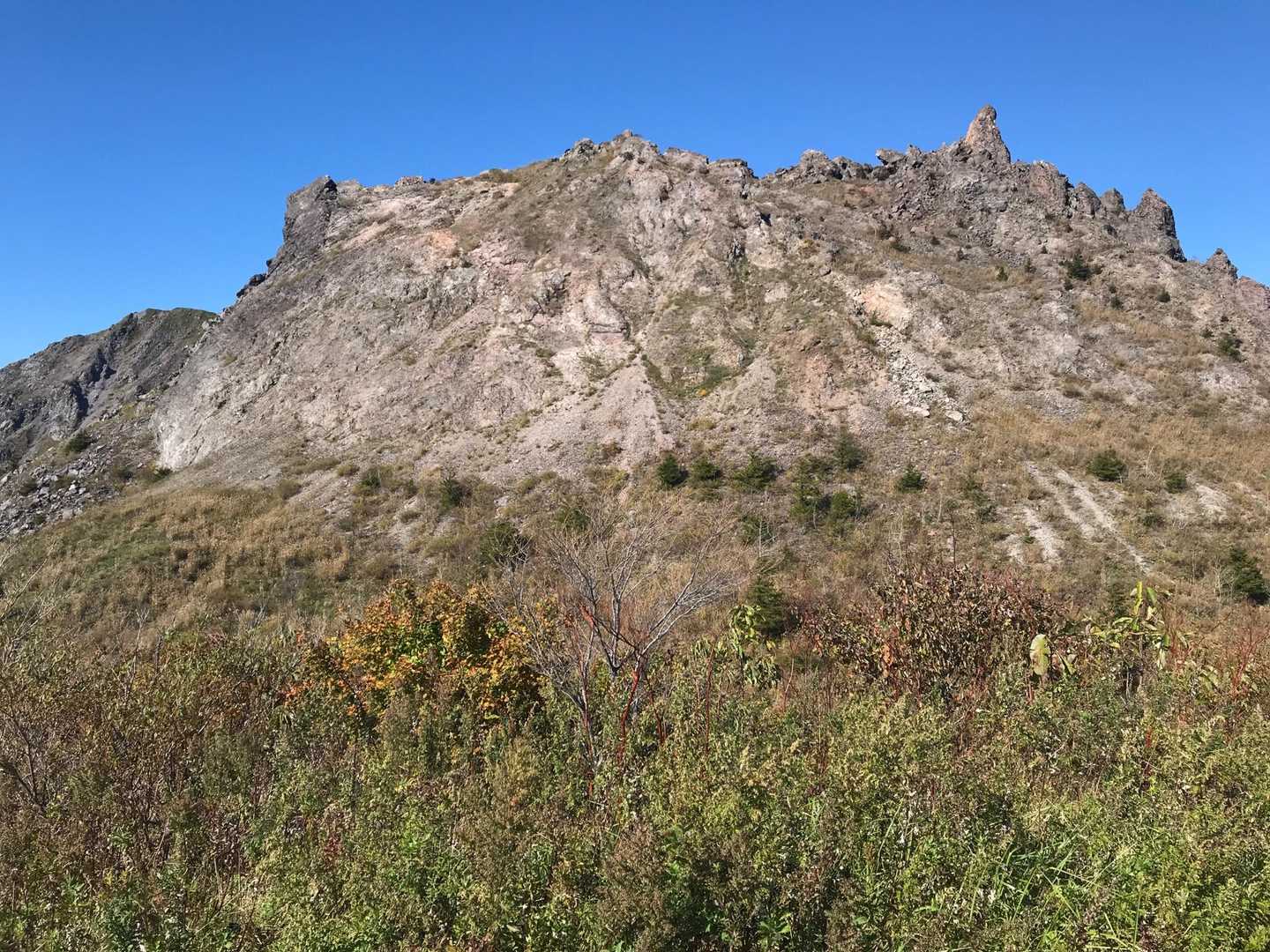 荒々しい山容