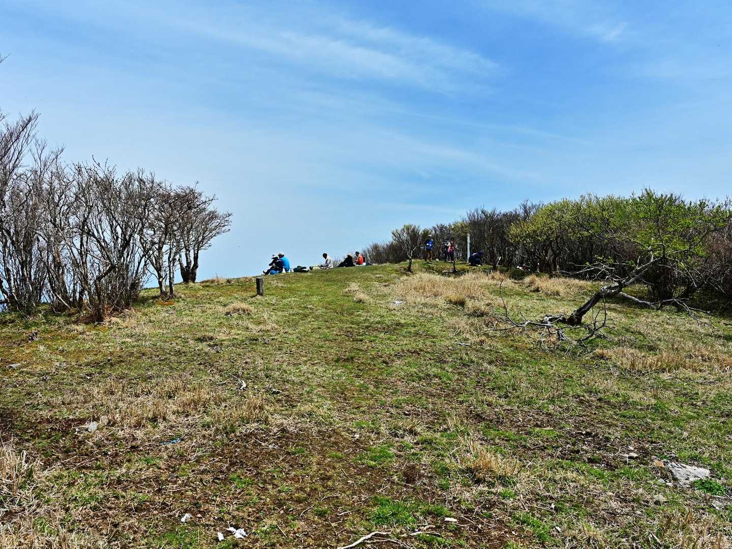 山頂には登山者が10人ほどの登山者がいた