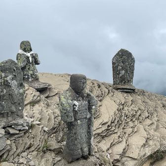 石仏だって👀
美ヶ原って石🪨のお山なんだね🧐

約100万年以上前の火山活動によってマグマが冷えて固まる際に薄い板状に割れ目が入る「板状節理（ばんじょうせつり）」を持つ「鉄平石（てっぺいせき）」の覆う山だって🧐