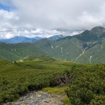 塩見岳方面。
今後は、高い目標を立てると自分の首を絞めかねないので、ゆるーく目標立てて登ろかと。