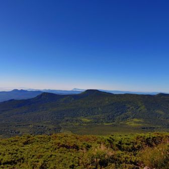 南八甲田の山々。その奥左側遠方に小さく早池峰山、中央に岩手山！