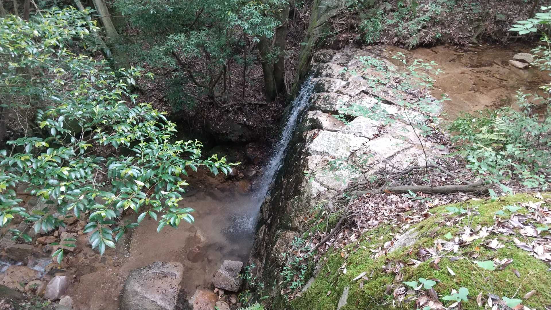石組みの堰。