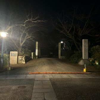 まだ暗い。
誰もいない。
もしかして貸し切りいけちゃう？