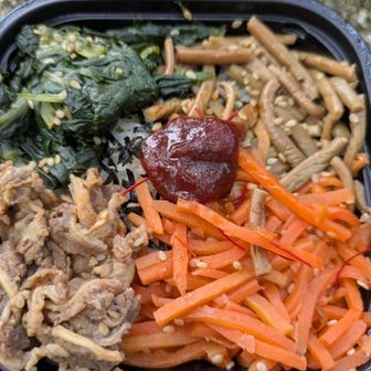 強風をさえぎる場所で　
遅めのランチ

桃太郎のビビンバとみたらし食べる


風が強くなってきたので帰ろうっと
青岳　国見岳へ登り返し
国見峠下り
御在所岳へ登り返しですわ