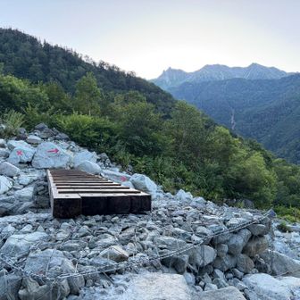 秩父沢

本当はこの日が1番天気予報が良く、1番楽しみにしていた日でした。

黒部五郎岳まで行くのは叶いませんでしたが、なんとか時間をやりくりして三俣蓮華岳までは行けましたし、石尾選手が速かったおかげでお会いできて良かったです。