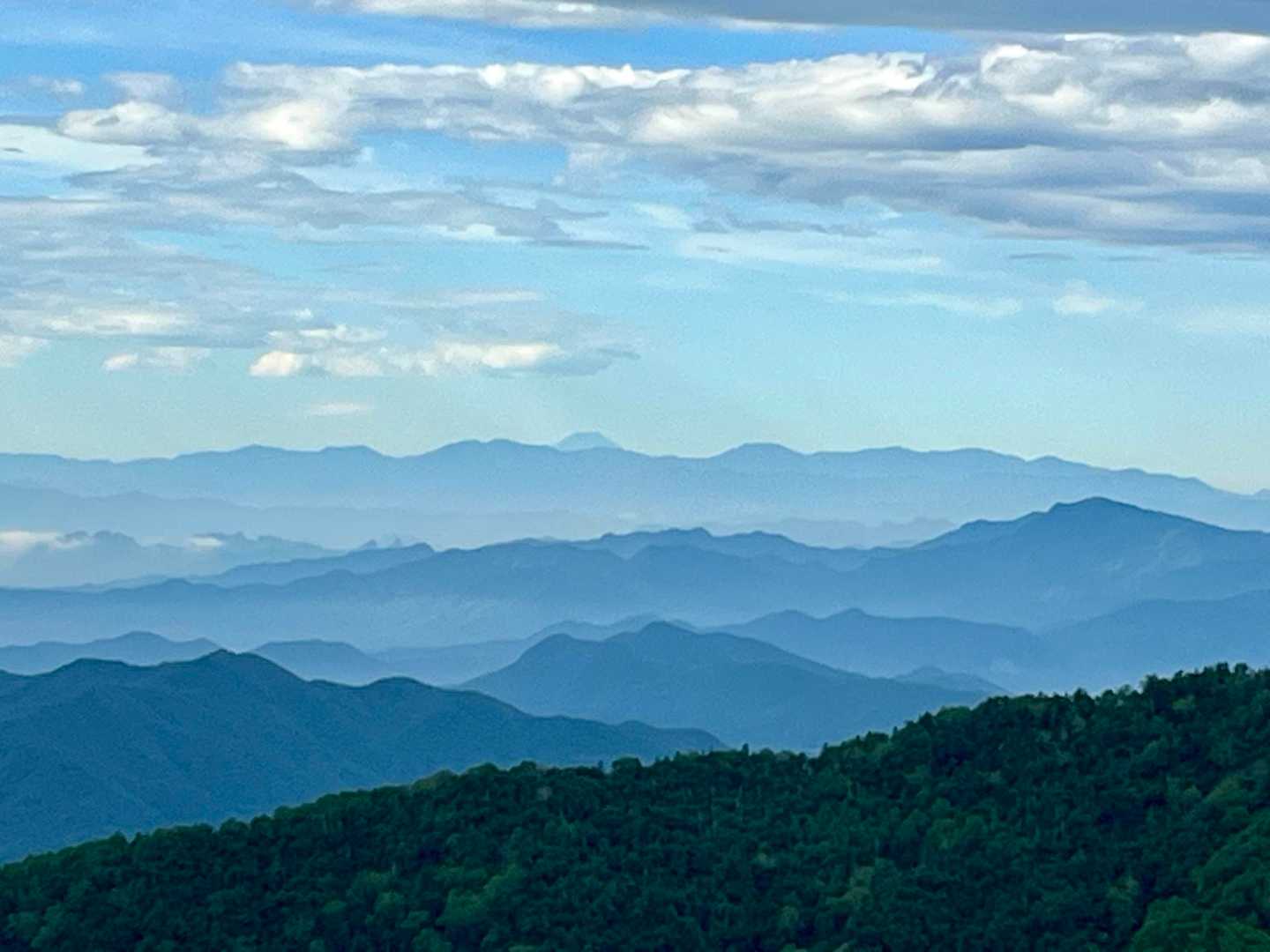 秩父山塊の後ろにひょこっり富士山🗻