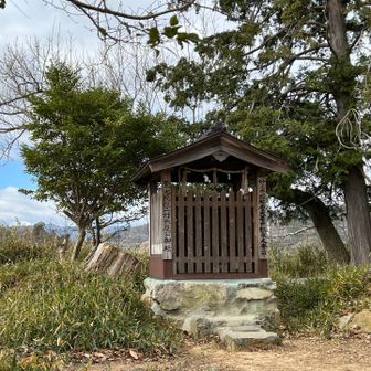 ここには、松永久秀と 三好長慶が祀られています🙏