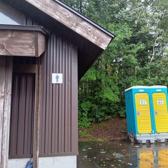 平標登山口バス停から数分の所🚻きれいな仮設トイレでした。