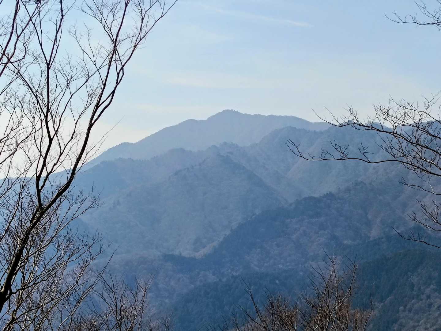 大山の山頂に鉄塔が見えます。