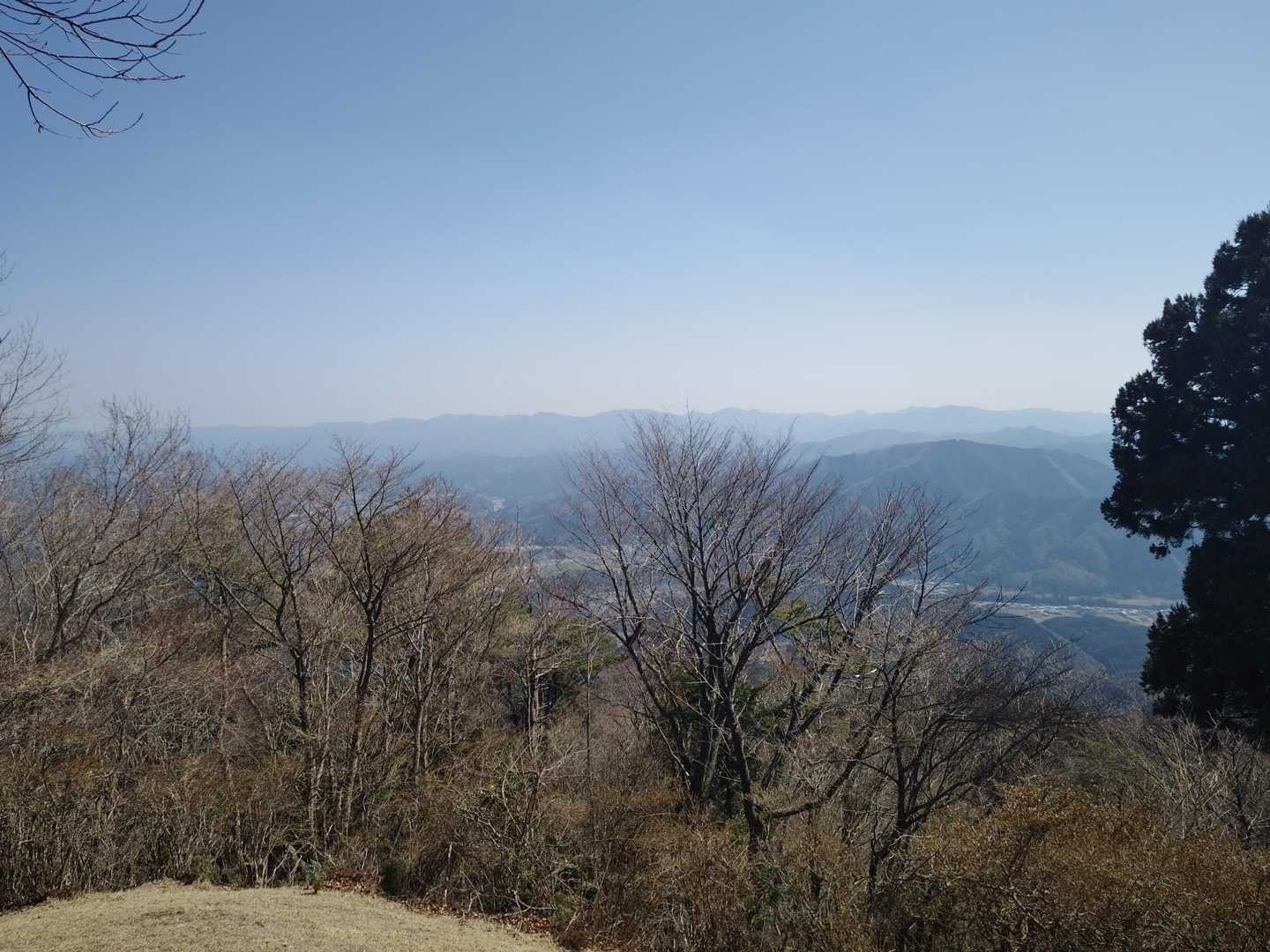 霞んでるけどいい天気☀
不動滝や石尊大権現にも寄らず
黙々とここまで登ってきました！
相変わらず壁のような坂道でした😵‍💫
