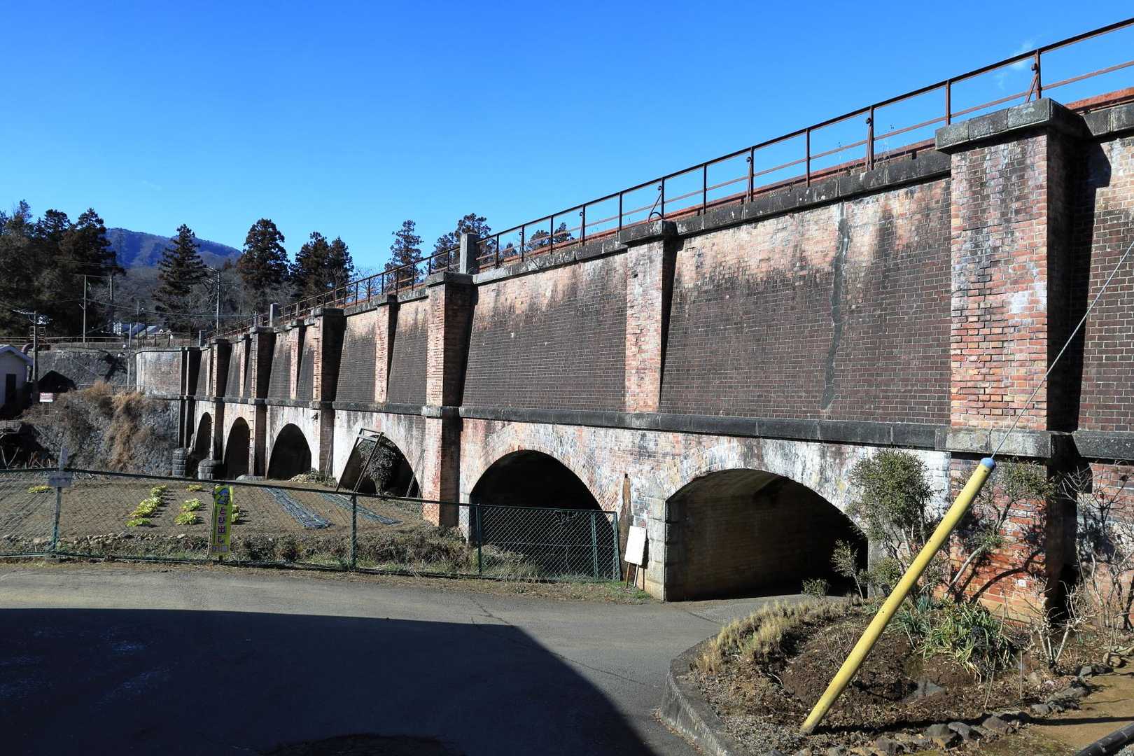 登山口のすぐ下にはレンガ造りの橋。これは「落合水路橋」で、大月にある駒橋発電所へ水を送るための水道橋です。
明治40年に作られ、今の現役で使われています。