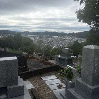 曇り空です。雨は降りそうにないので、暑くなくて久しぶりの山行には良い天気です。