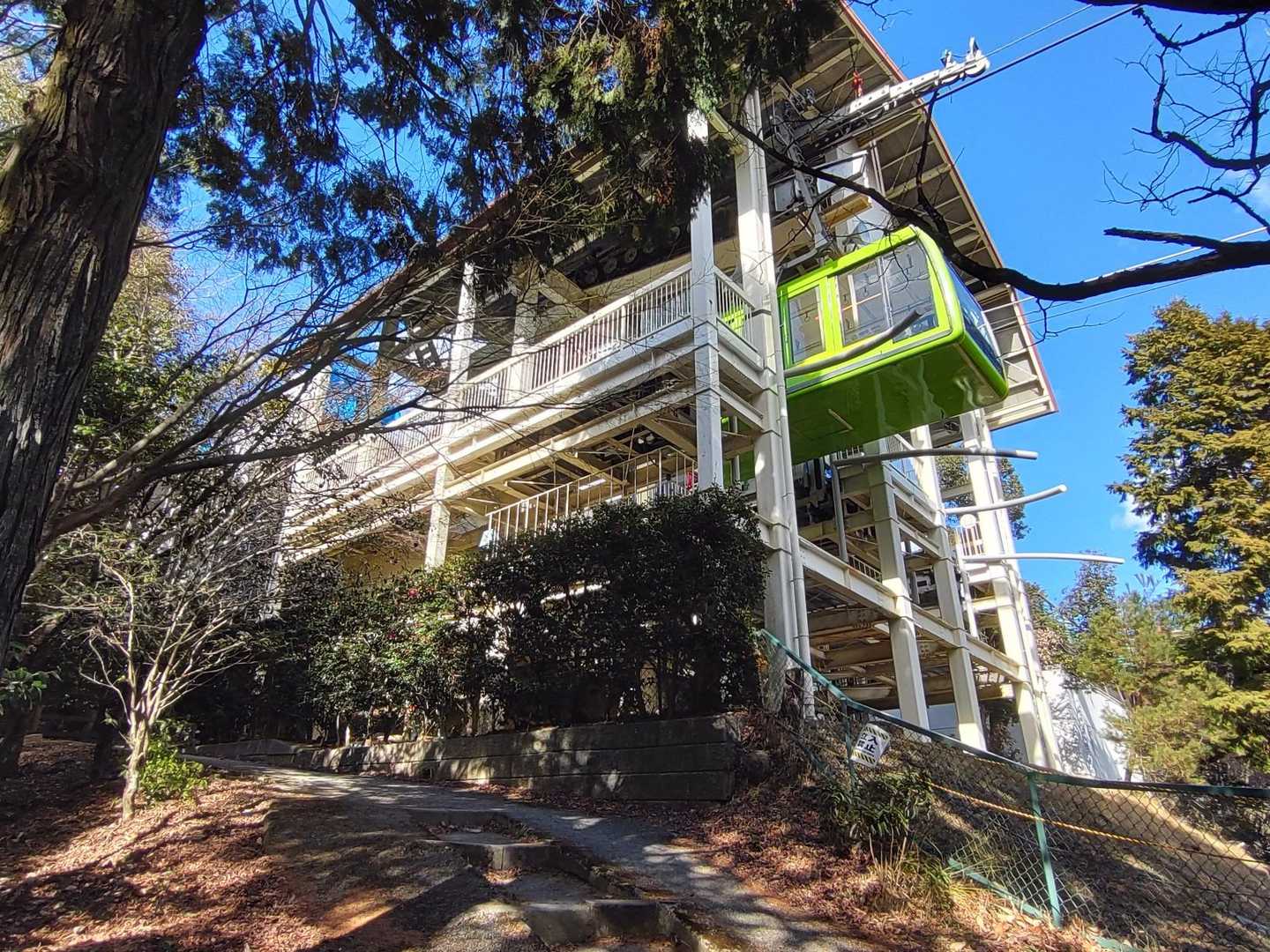 ロープウェイの山上駅まで登ってきました。
盛んに工事をしています。