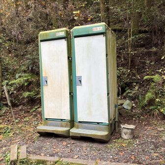 尾根コース入口の簡易トイレ🚽
ペーパー付きでありがたい🙇🏻