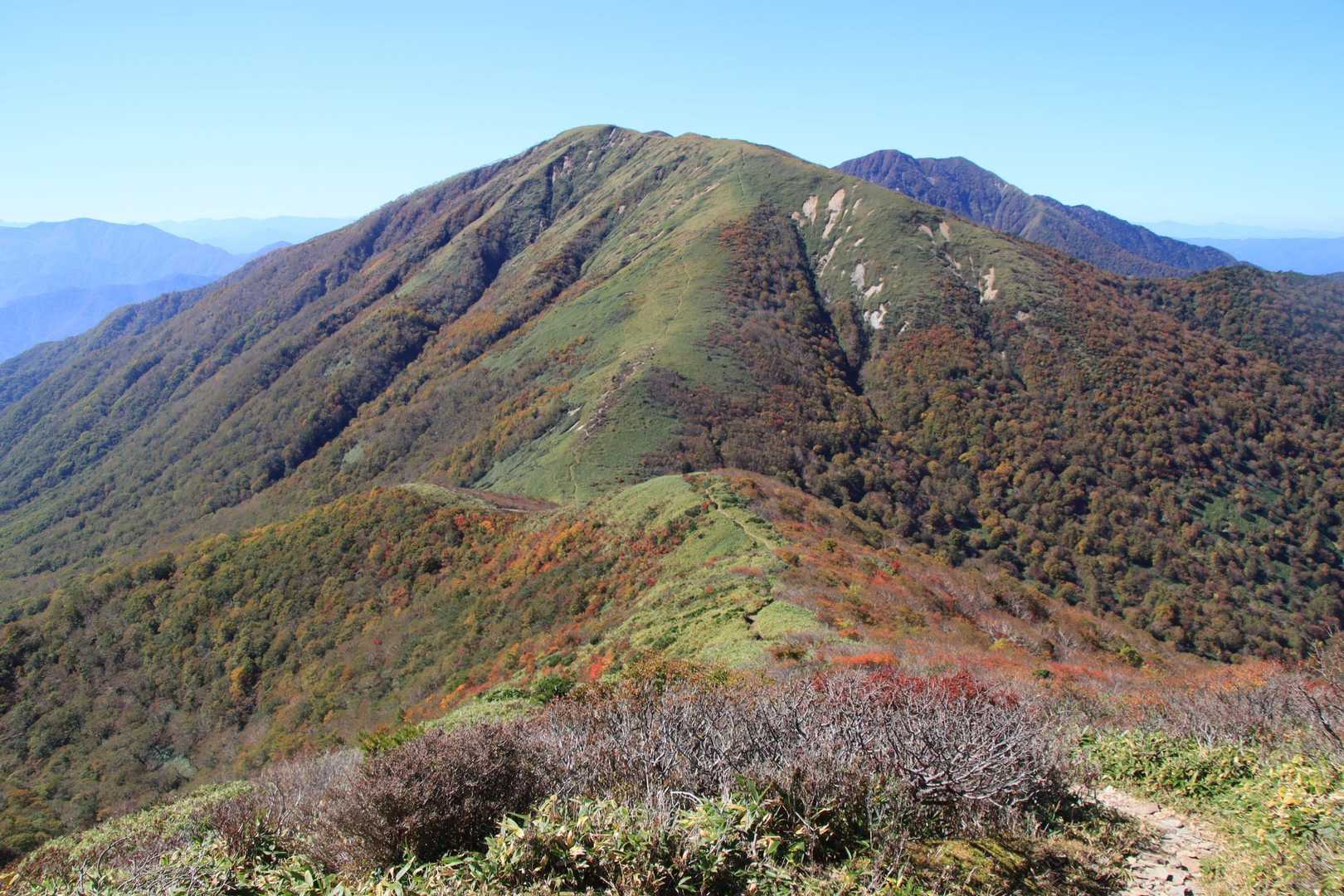 大峠を挟んで流石山への稜線を望む。