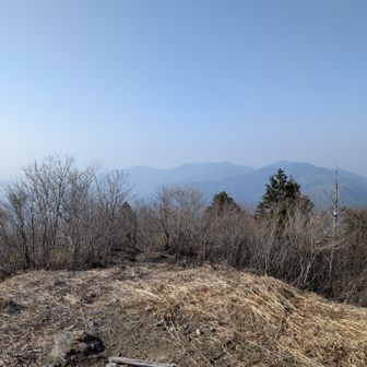 南。サンノーの高（三尾山）（右左奥）