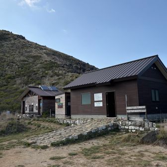 ラスト1座の前に気合いを入れて避難小屋で小休憩！
