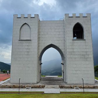 ☝️も🙄
　山の上にこんな立派な建造物が
遠目から見ても日名倉山だとすぐにわかる