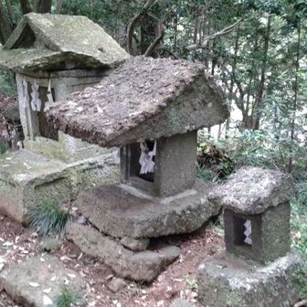 降りて行くと古い祠もありました。