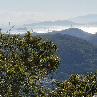 南西。播磨灘と家島諸島、その奥は小豆島かな。