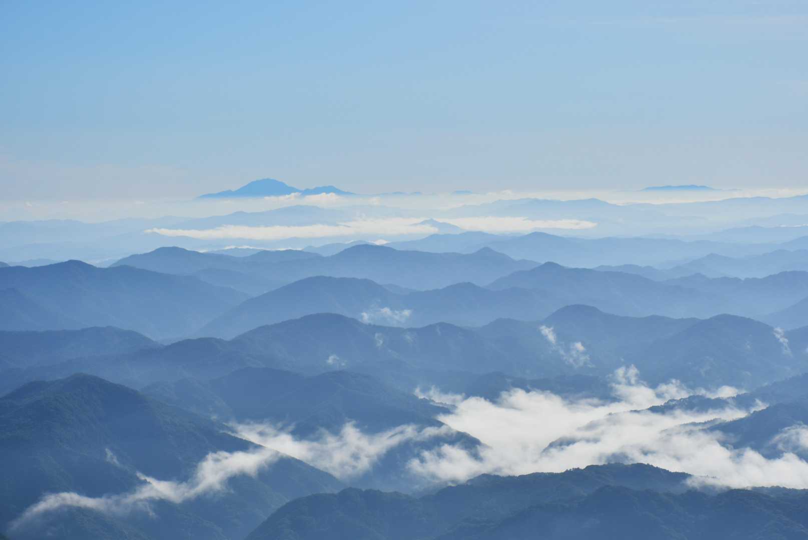 山頂から　東方を
雲から突き出てるのは大山