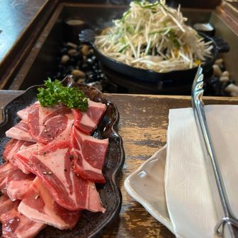 オーストラリア産の🐏だそうです
実はそんなにラム肉得意なわけではないのですが、お腹空いてたんですよね💦
そして、こちらのはラム肉特有の臭いもほぼ無く、とても柔らかくて美味しかったです😊