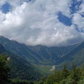 かっぱ橋から
雲が多い😅
上高地ターミナルから沢渡までのバス待ちは長蛇の列💦
沢渡近くの温泉で汗を流し、新島々駅まで、ひろさんお車で送っていただきました。
有難うございました。🤗
長い重太郎新道のくだりは、脚に来ています。明日は筋肉痛かな？（笑）
北アルプス歩けて幸せな時間でした🩷。有難うございました。🥰