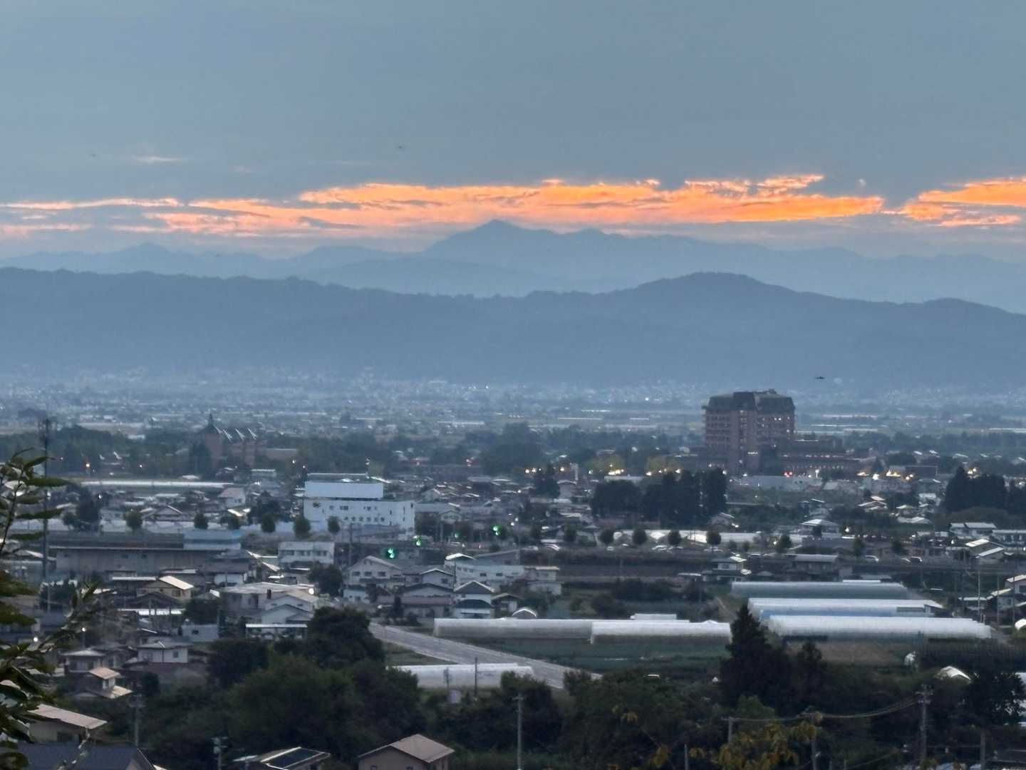 大朝日に夕日が沈む