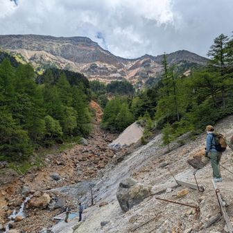 こんなところから下ります。
野天湯は旅館？より上にあります。
