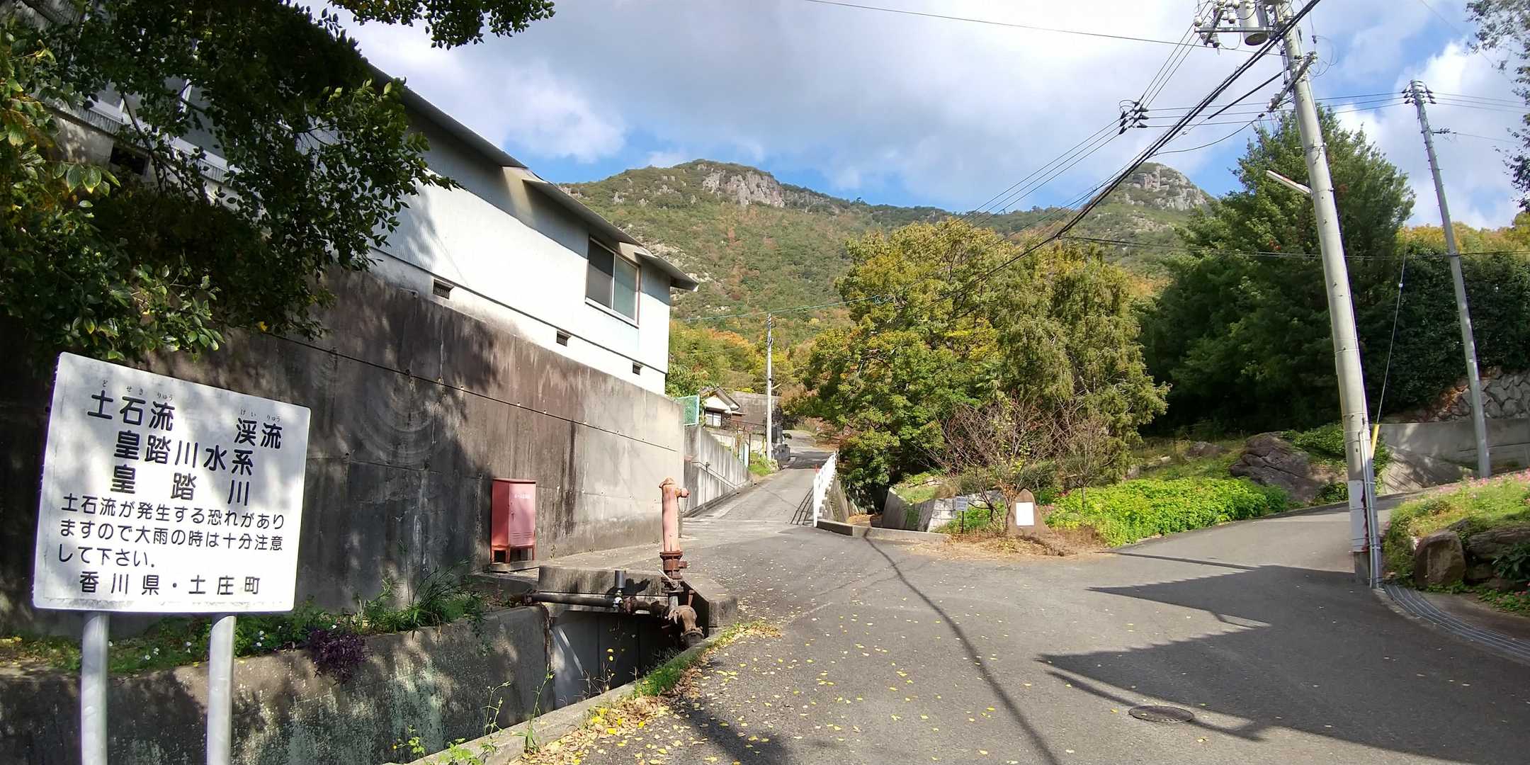 しばらくは住宅地を進みます。