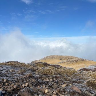 雲があるきあれやけど、展望はまあまあなんかな。まあ本峰まで行けばもっといいんかな
