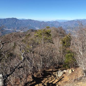 奥は八ヶ岳かな。
では、道志二十六夜山へ