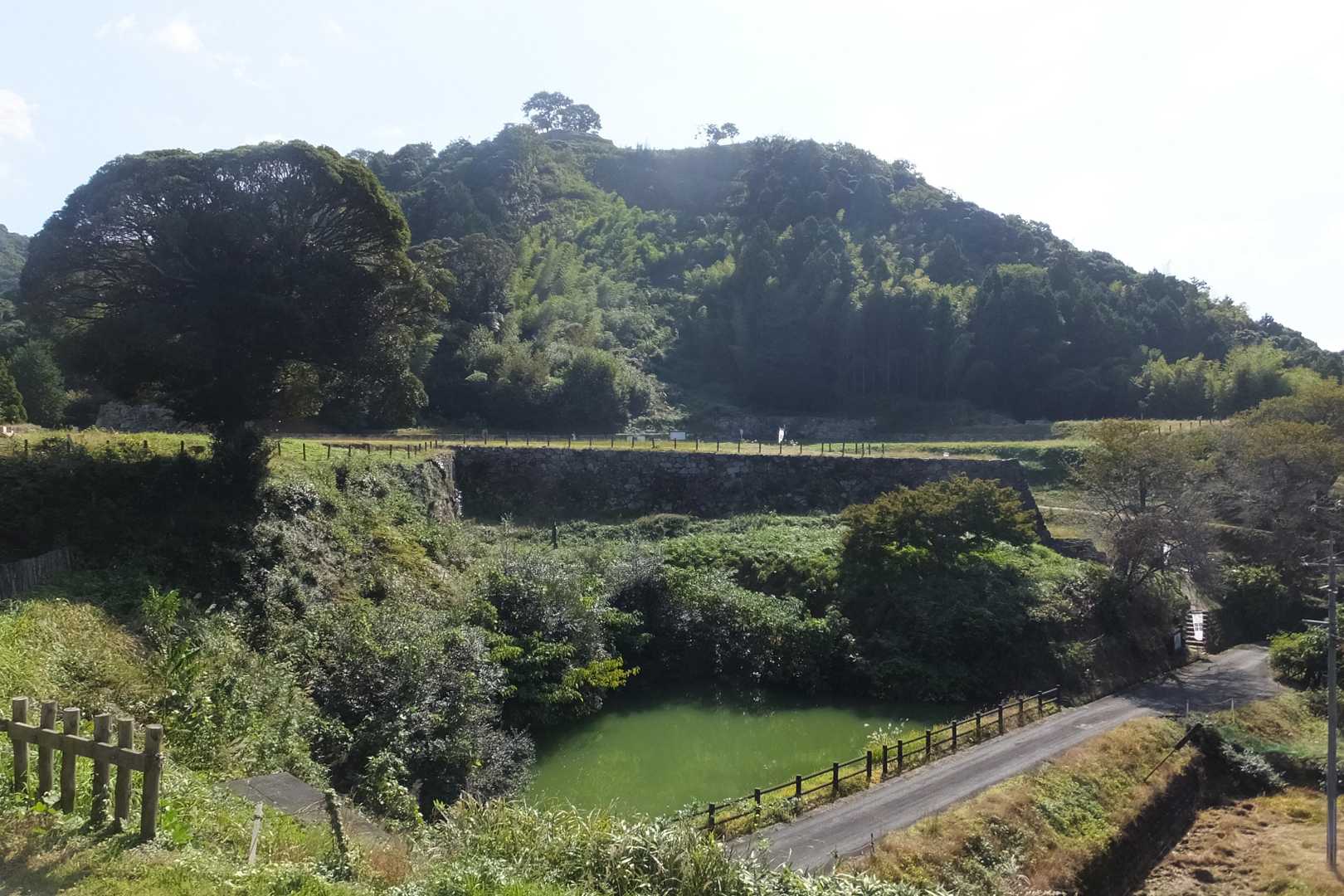 本丸方面
　平らな部分が山中御殿