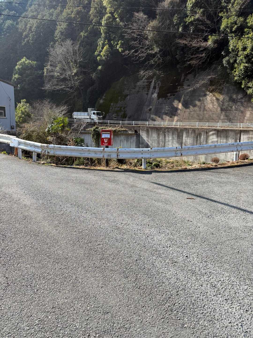 すごい所にあるポスト