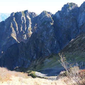 ２,６００ｍ地点も休憩ポイントになっている。
でも足元からは渓谷に向けて続く崖。