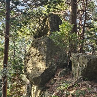 落ちそうで落ちない奇岩