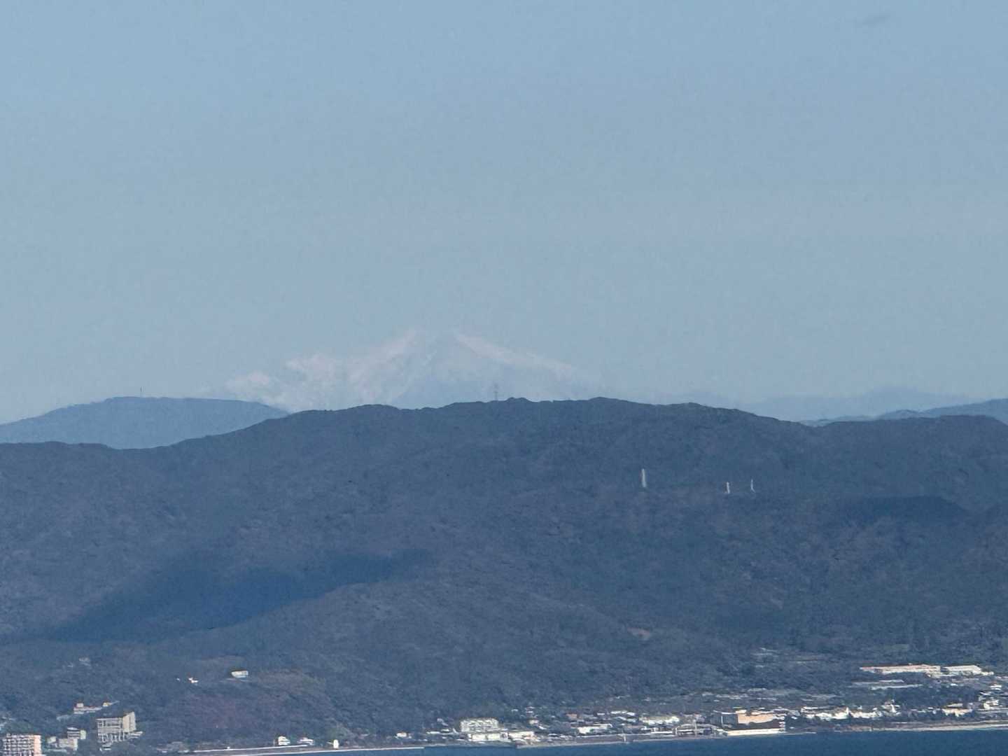 後ろに薄ーく見える白山