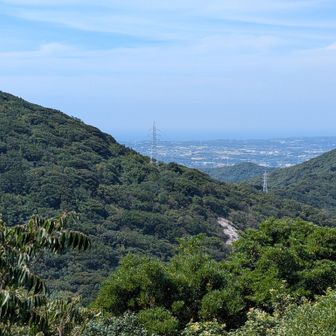 雨宿り岩の上から神石山の眺め
右下に見える岩の露出は西テラス