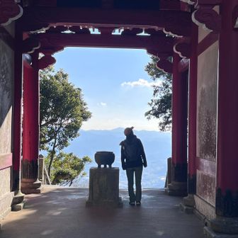 先山から諭鶴羽山を望むここさん🤍
今年もお世話になりました！