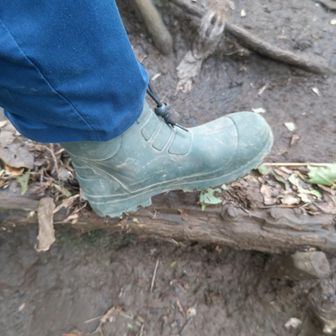 作業ズボンに長靴。
こんな装備で山に入ってはいけません。

途中、男性登山者とすれ違い、こんにちはーと挨拶したら、ちょっと驚いていましたがこんにちはと挨拶を返してくださいました。

全然登山者じゃない服装だったから驚かせちゃったかな。