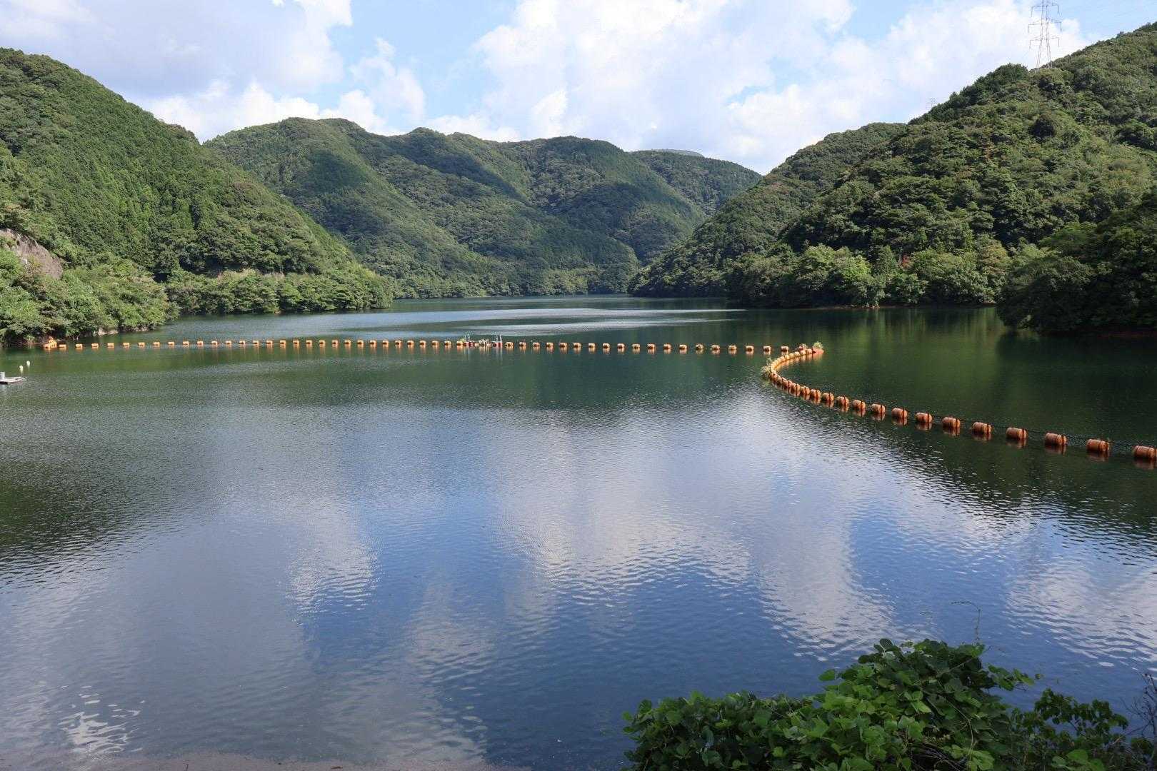 ダム堰堤から鱒淵貯水池のリフレクションを📸パチリ