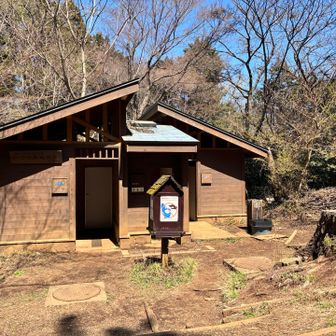 城山手前の🚻ありがたい洋式！便座は冷たい