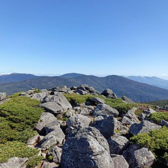 右奥が安達太良山、左奥が一切経山
